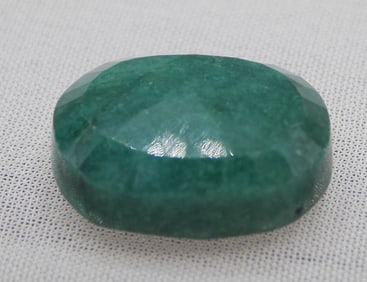 Beautiful 10 ct emerald gemstone. Beautiful color.