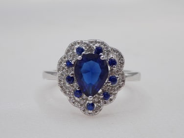 Beautiful 2 cwt blue sapphire and sterling silver ring