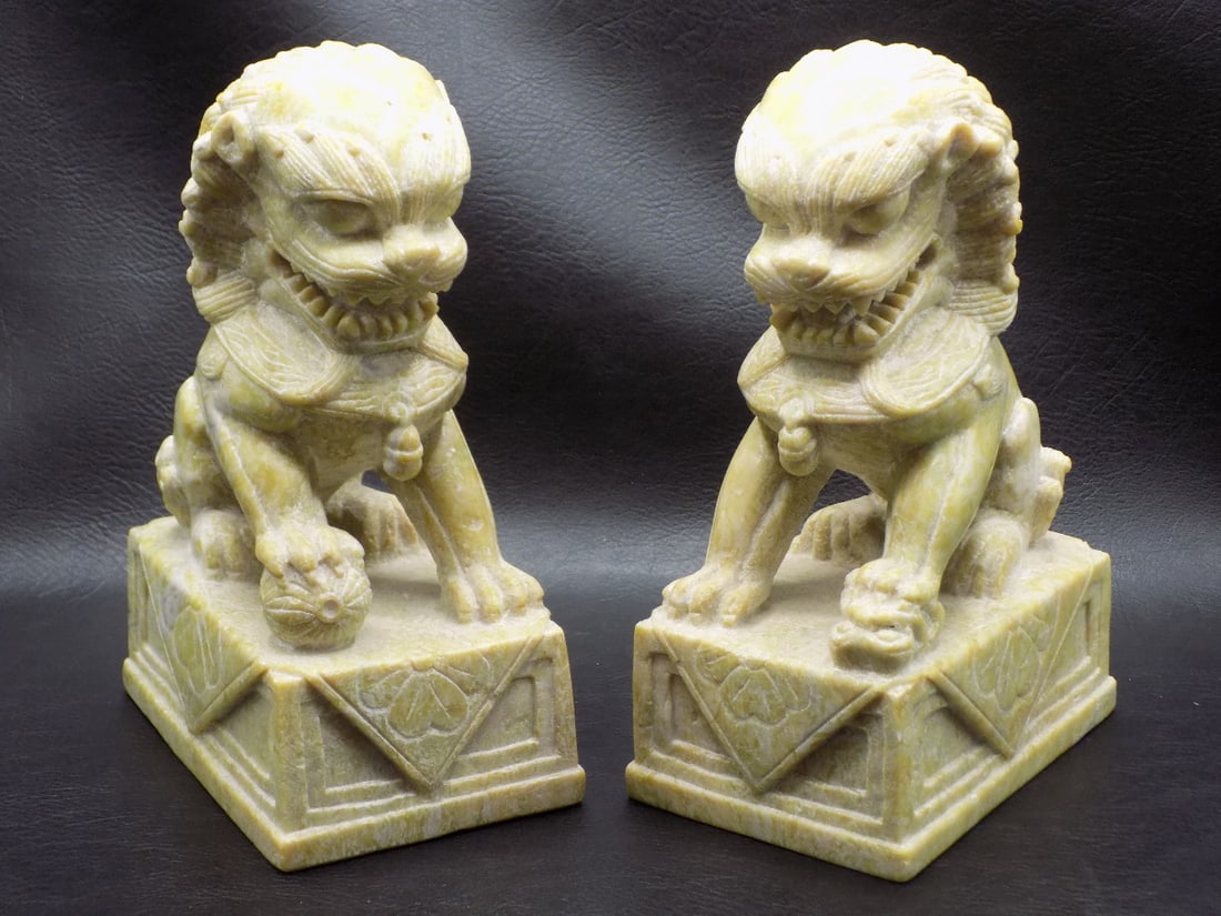 Neat pair of vintage Chinese Foo dog bookends (1 of 6)