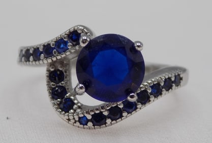 Beautiful 2 cwt blue sapphire sterling silver ring