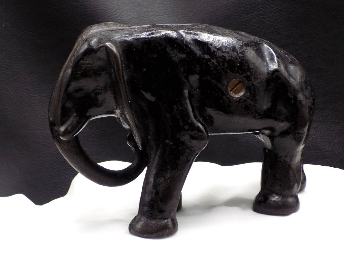 Antique cast iron elephant doorstop. (1 of 4)
