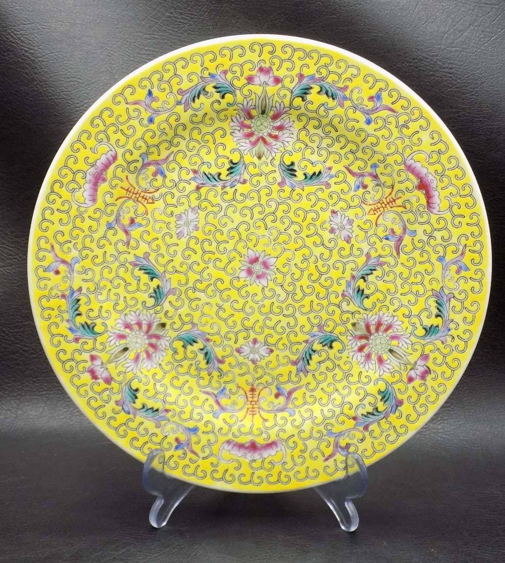 Ornate decorated Oriental Famille Jaune plate: Ornate decorated Oriental Famille Jaune plate. Marked on back as shown in photo. Beautiful colors. Great quality and detail. In very good original condition. 9 inches wide. White dots are camera refle