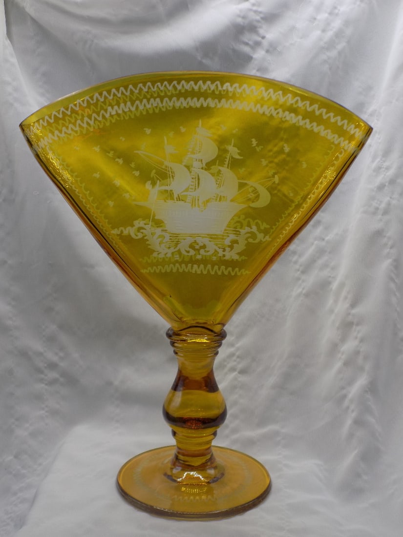 Unusual vintage art glass fan vase with etched sailing ships on both sides: Unusual vintage art glass fan vase with etched sailing ships on both sides. Beautiful colors. Great quality and detail. In very good original as found condition. 10 7/8 inches tall x 8 5/8 inches wide