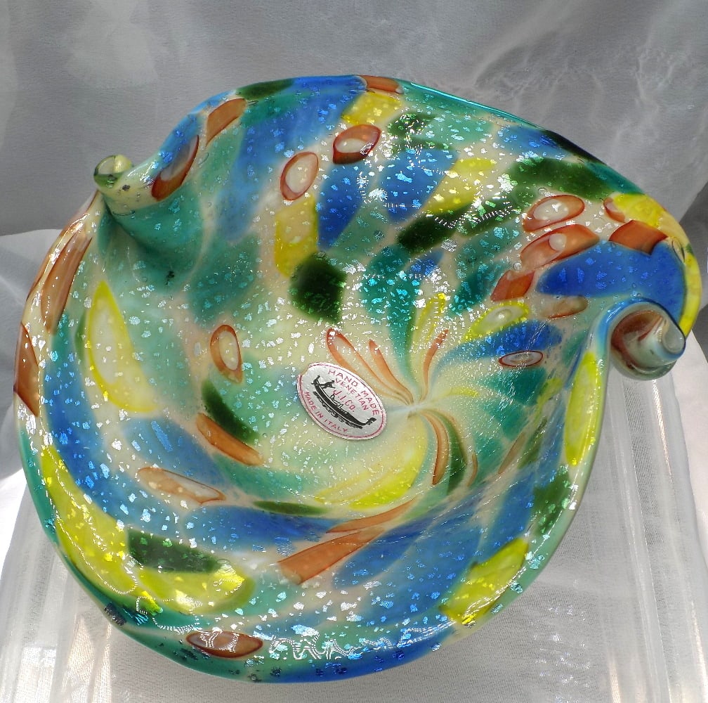 Midcentury modern Murano art glass bowl.: Midcentury modern Murano art glass bowl. Original label. Beautiful internal decoration with silver flakes. Beautiful colors. Great quality and detail. In very good original as found condition. 7 &frac