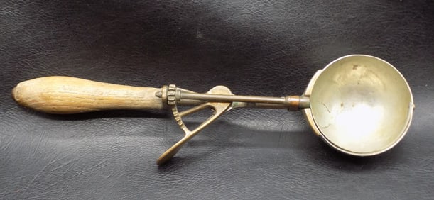 Vintage Gilchrist No. 31 ice cream scoop