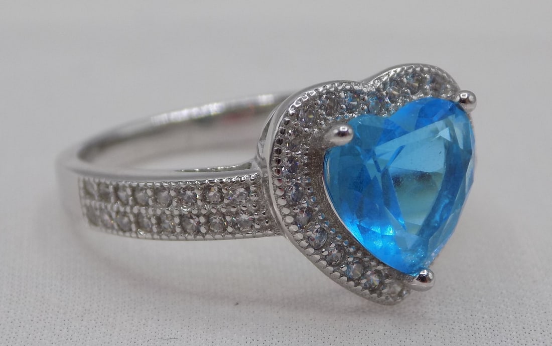 Beautiful 2 cwt blue and white topaz sterling silver ring. (1 of 5)