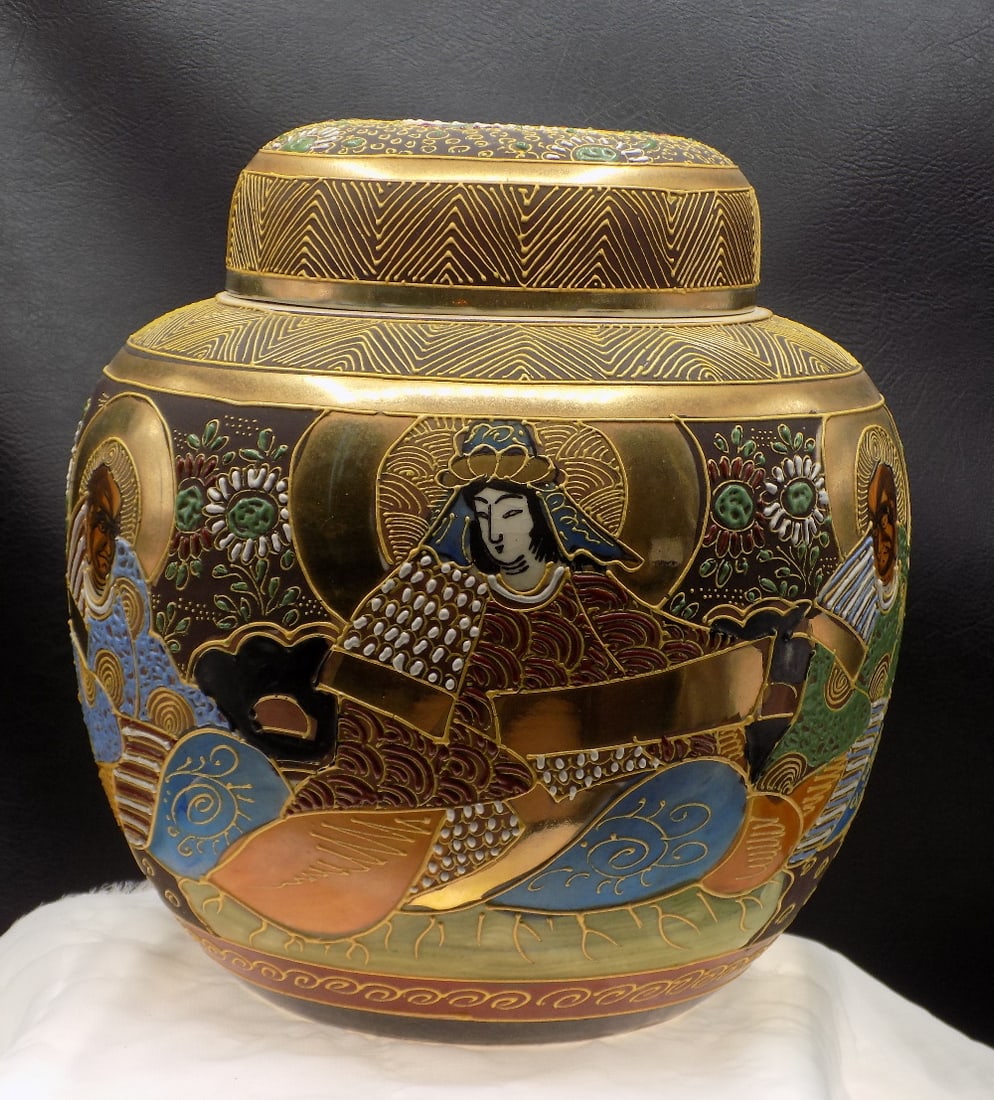 Superb decorated vintage Satsuma lidded jar. (1 of 10)