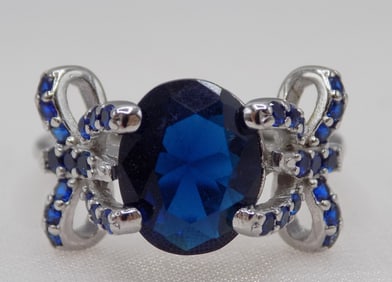 Beautiful 4 ct. blue sapphire sterling silver ring. Size 6