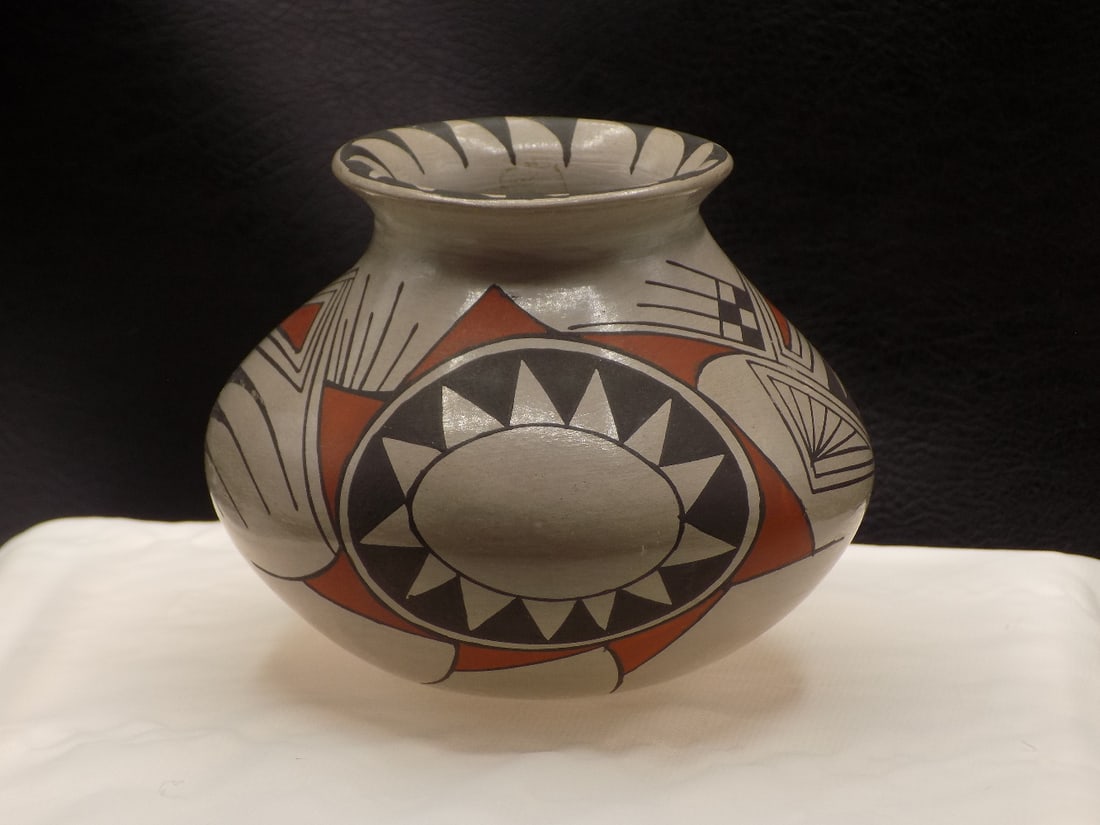 Vintage Native American Indian style decorated pot (1 of 6)