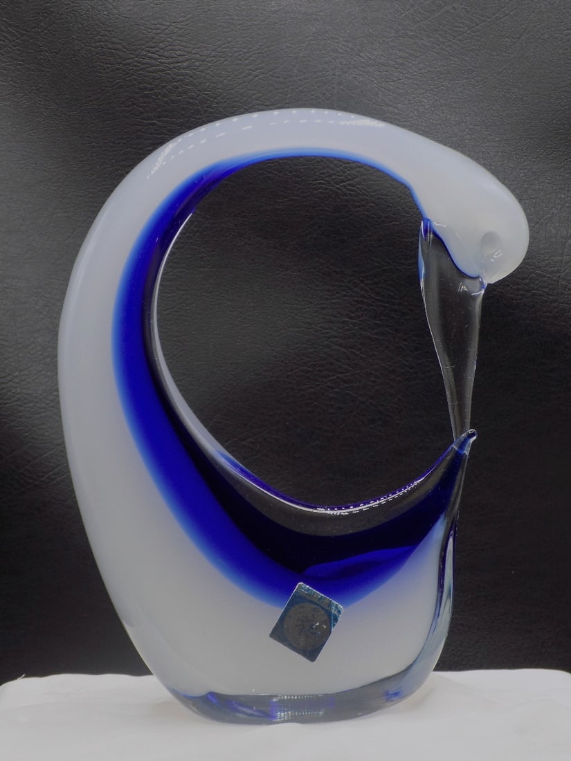 Mid century modern Murano art glass bird.: Mid century modern Murano art glass bird. Original label. Beautiful colors. Great quality and detail. In very good original as found condition. 7 3/8 inches tall x 5 7/8 wide.