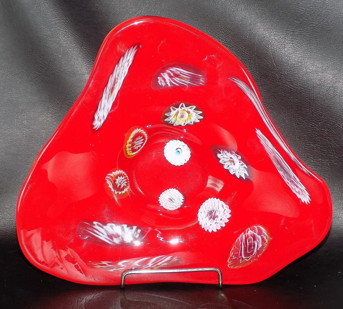 Beautiful midcentury modern art glass bowl with millefiori.: Beautiful midcentury modern art glass bowl with millefiori. Great quality and detail. In very good original as found condition. 11 ¼ wide x 1 7/8 inches tall. White spots are camera flash.