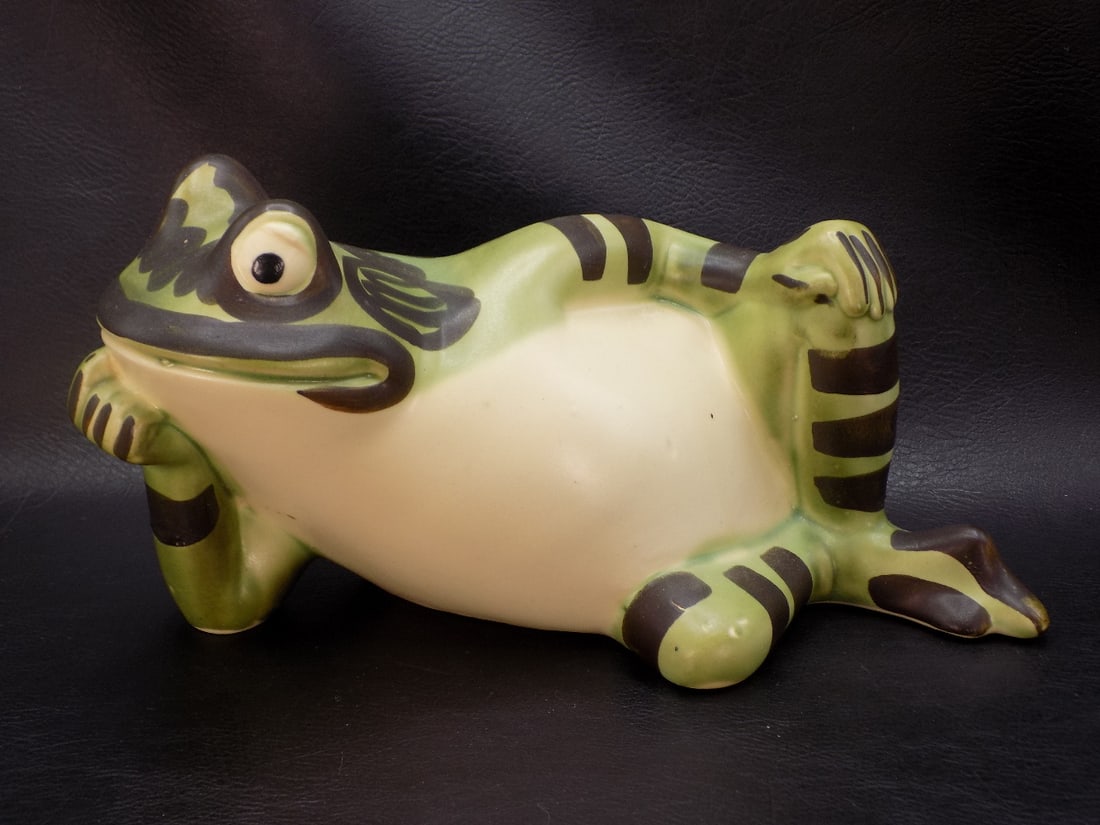 Vintage pottery frog posing.: Vintage pottery frog posing. Beautiful colors. Great quality and detail. In very good original as found condition. Looks to be handmade. 10 ¼ inches long x 5 ¼ inches tall.