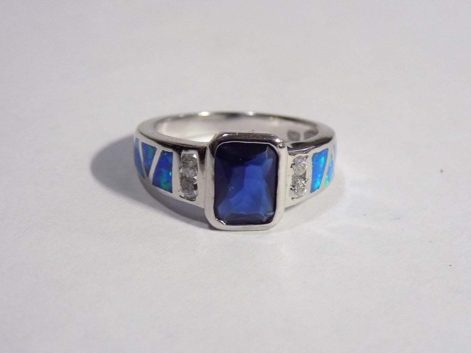 Beautiful 2 cwt sapphire and Australian opal sterling silver ring (1 of 6)