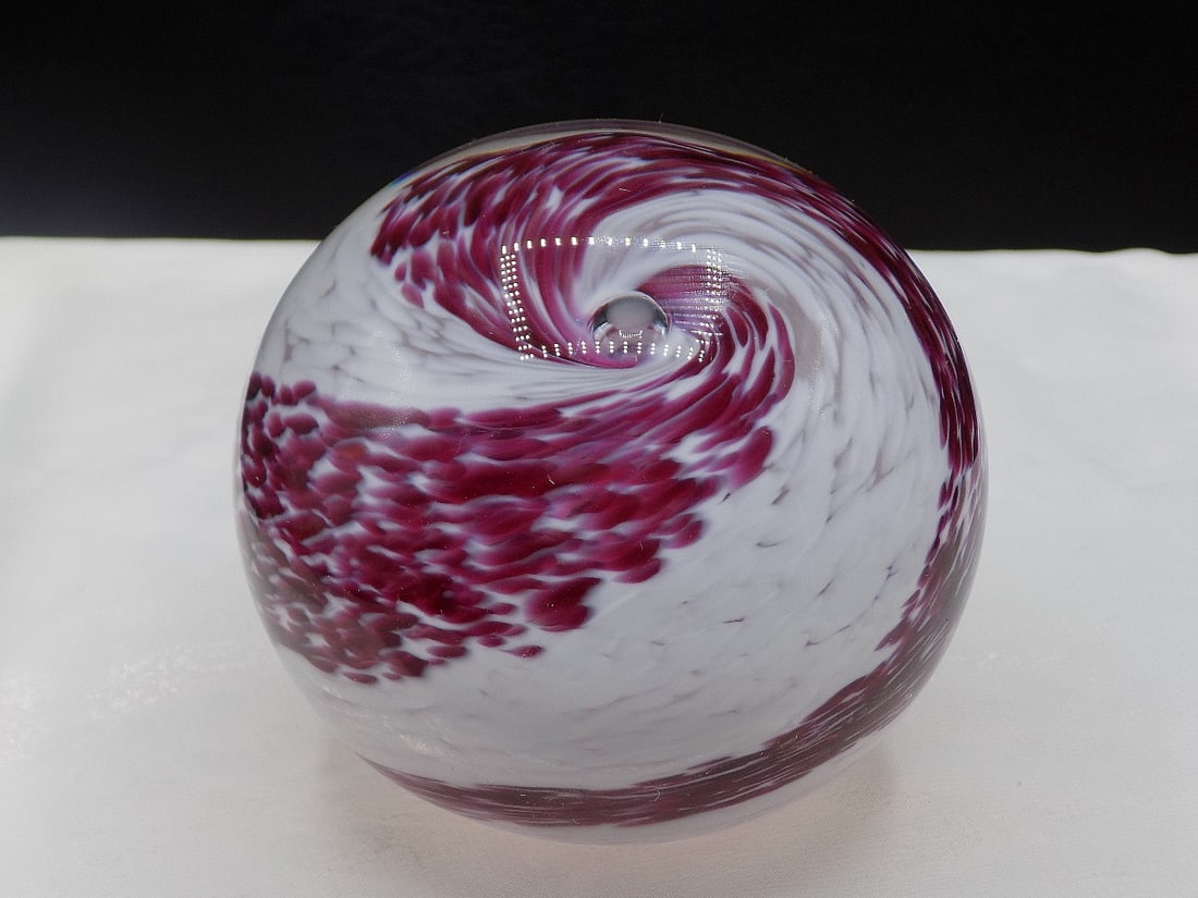 Beautiful vintage art glass paperweight. (1 of 5)