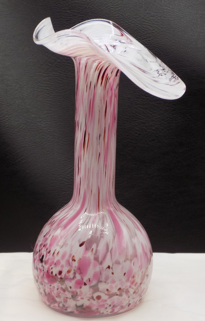 Vintage handmade Jack in the Pulpit art glass vase.: Vintage handmade Jack in the Pulpit art glass vase. 7 ¼ inches tall. Beautiful colors. In very good original as found condition. White spots are camera flash.