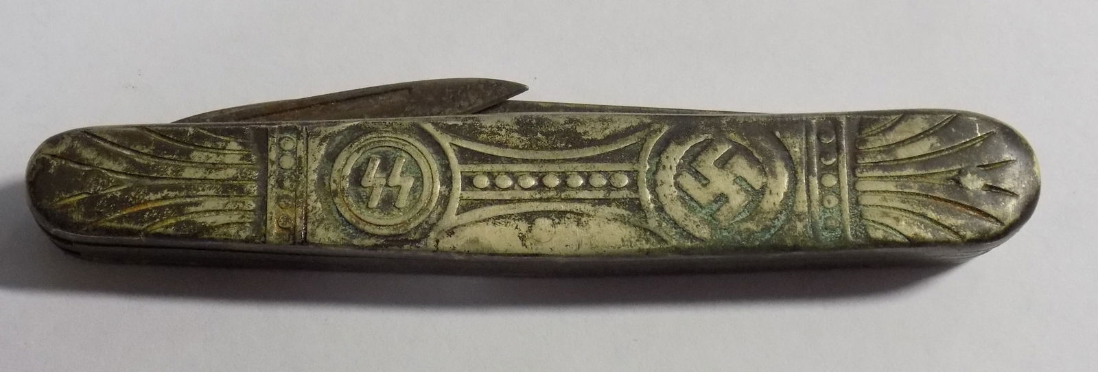 World War II German pocket knife. (1 of 3)