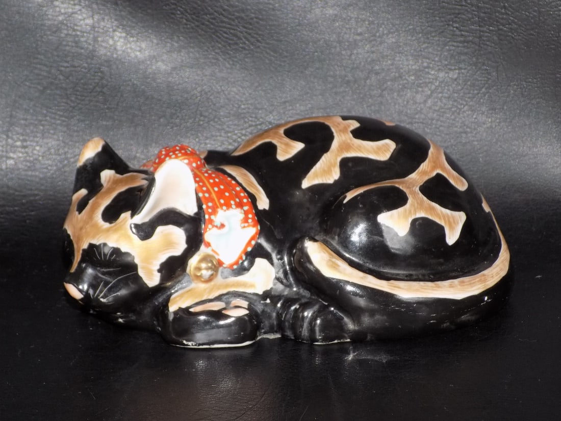 Beautiful vintage enamel decorated porcelain cat: Beautiful vintage enamel decorated porcelain cat. In very good original as found condition. Great quality and detail. 3 inches tall x 7 ½ long. For in house shipping. Please call Mike at Thrift