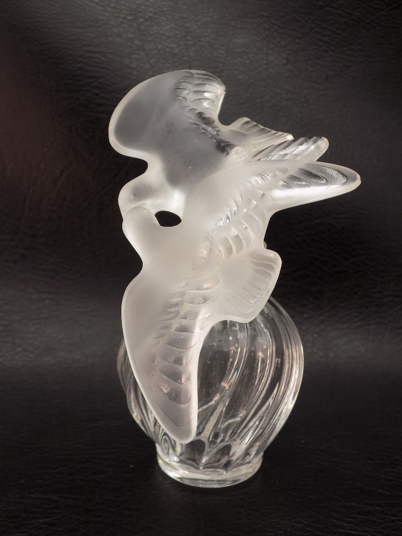 Beautiful vintaged signed Lalique art glass perfume bottle with lovebirds: Beautiful vintaged signed Lalique art glass perfume bottle with lovebirds. Signed as shown in photo. In very good original as found condition. Has a very small nick on end of wing as shown in photo. G