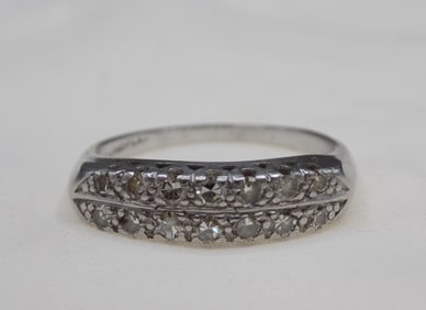 Beautiful vintage platinum ring with diamonds. Size 6 3/4
