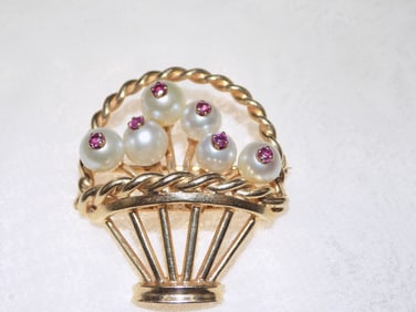 Beautiful vintage pearl and ruby 14k yellow gold broach.