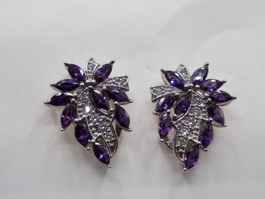 Beautiful amethyst and white sterling silver stud earrings: Beautiful amethyst and white sterling silver stud earrings. 1 inch. In very good original as found condition. Great quality and detail. For in house shipping. Please call Mike at Thriftiques 319-321-0