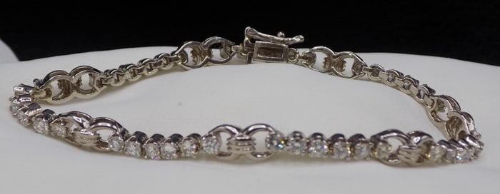 Beautiful vintage 2.1 cwt diamond 14k white gold tennis bracelet