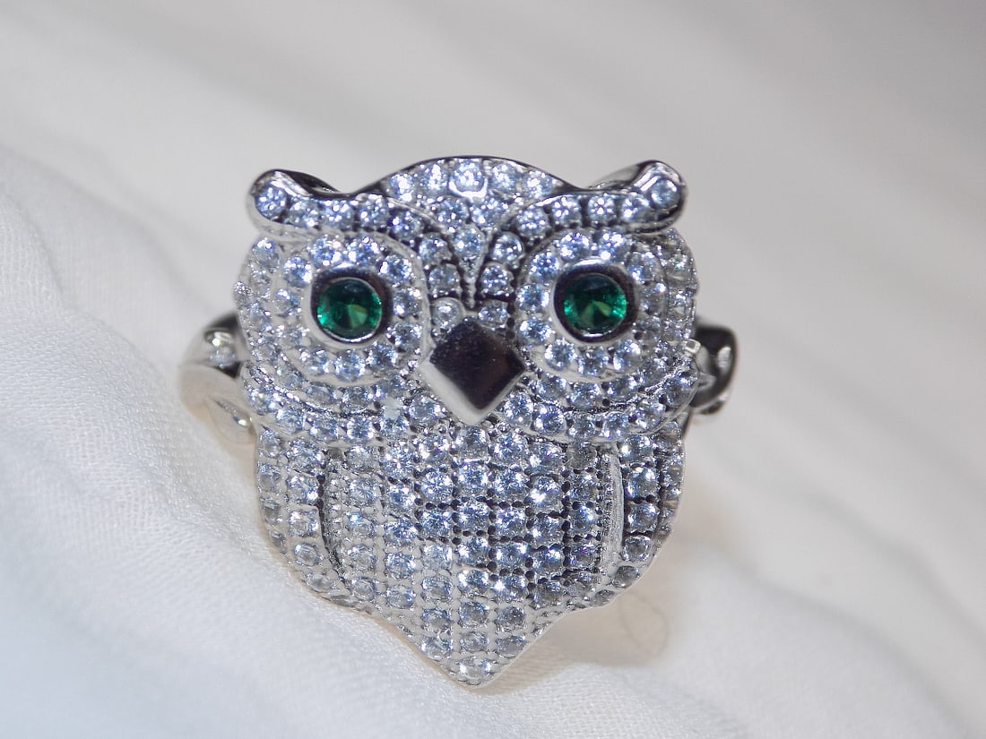 Beautiful emerald and white topaz sterling silver ring (1 of 4)