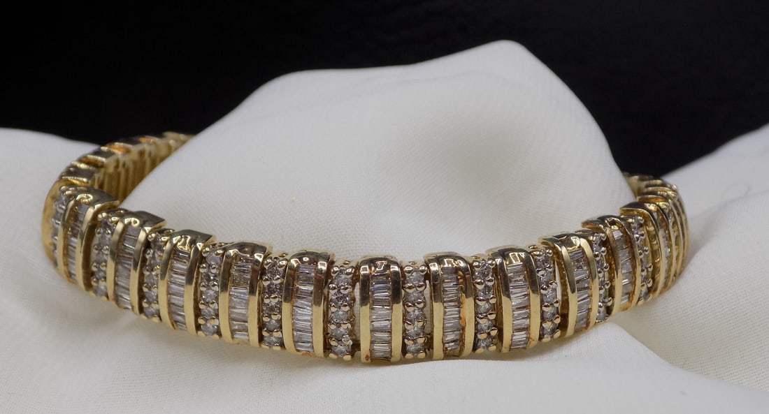 Beautiful vintage 6.1 cwt diamonds 14k yellow gold tennis bracelet.: Beautiful vintage 6.1 cwt diamonds 14k yellow gold tennis bracelet. 7 inches long. With appraisal. In very good original as found condition. Great quality and detail. For in house shipping. Please cal