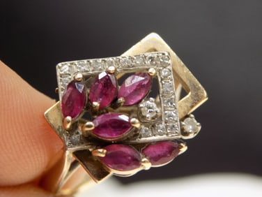 Beautiful vintage ruby and diamond 14k yellow gold ring