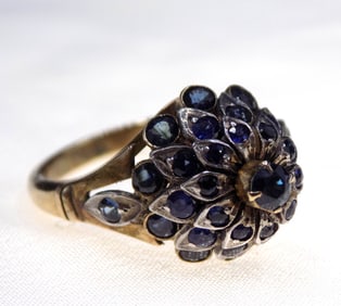 Beautiful vintage multi sapphire 10k yellow gold dinner ring.