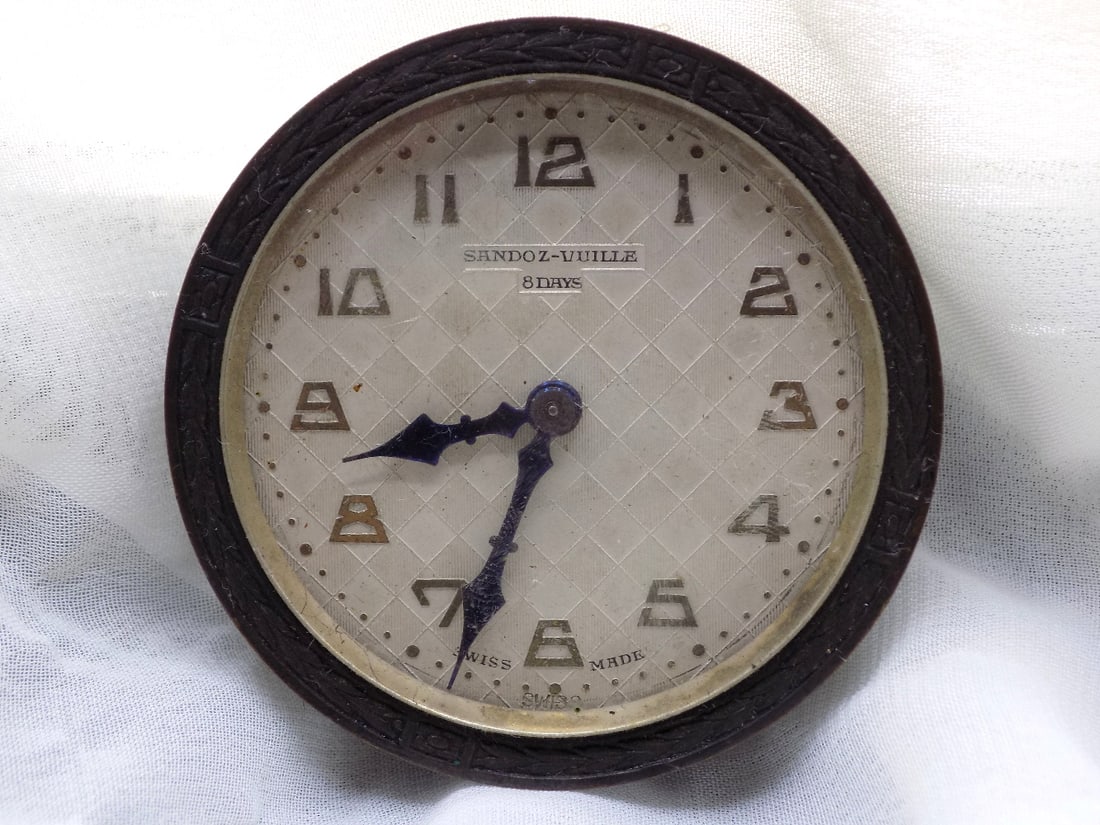 Antique  automobile clock. (1 of 8)
