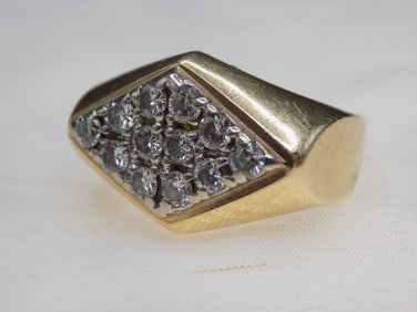 Beautiful vintage diamond 14k yellow gold ring. Twelve diamonds