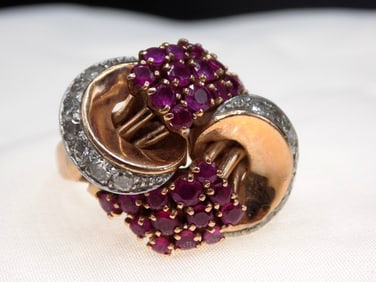 Beautiful vintage ruby and diamond 14k yellow gold ring