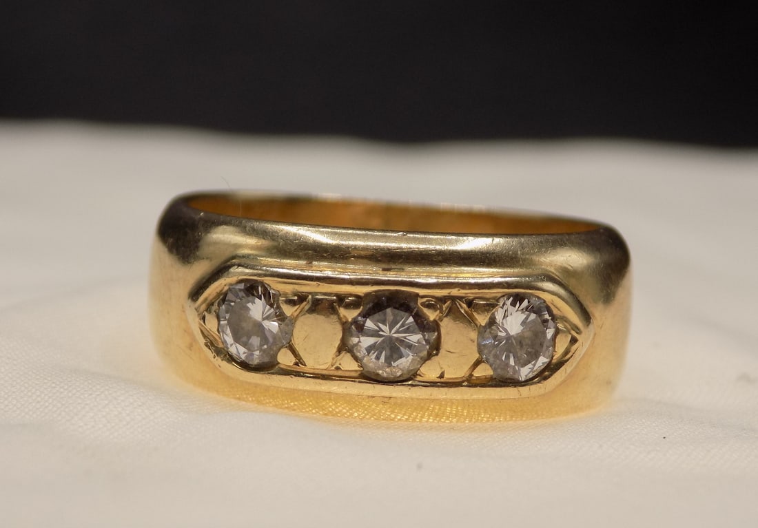 Beautiful vintage diamond 14k yellow gold mans ring. (1 of 5)