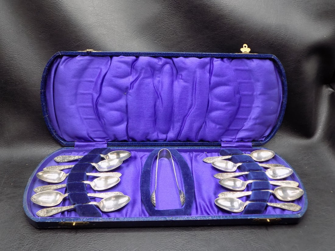 Vintage Presentation Scotia silverplate flatware demitasse spoons and sugar: Vintage Presentation Scotia silverplate flatware demitasse spoons and sugar tongs in original case. Spoon 4 ½ inches long. Case 14 ½ inches long. In very good original as found condition