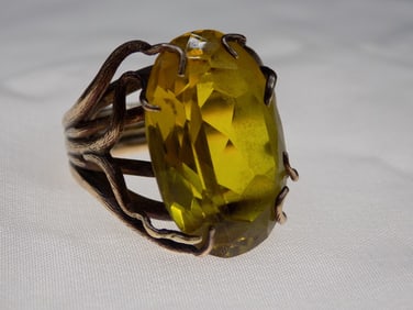 Beautiful 24ct yellow sapphire 10k gold ring.