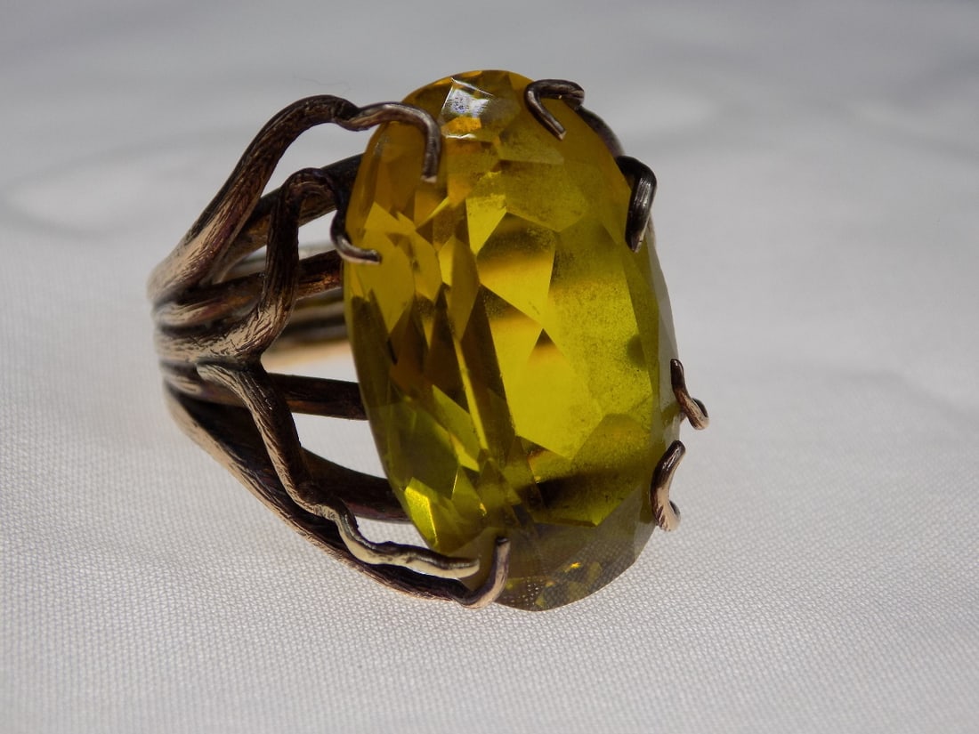 Beautiful 24ct yellow sapphire 10k gold ring. (1 of 4)
