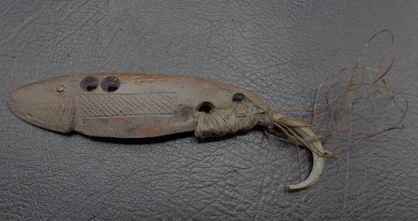 Rare 19th century Inuit Eskimo 4 1/4 inch fishing: Rare 19th century Inuit Eskimo 4 1/4 inch fishing lure not including tail hair. Alaska Native American. Great quality and detail. Please see photos for the condition. Looks like it is made of shell.