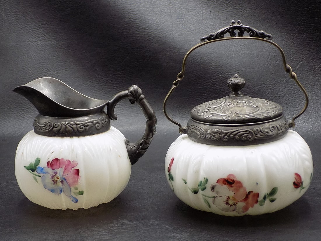 Lovely antique Mt. Washington hand painted creamer and sugar (1 of 12)