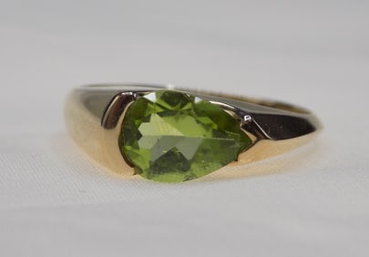 Beautiful 1 ct peridot 10k gold ring