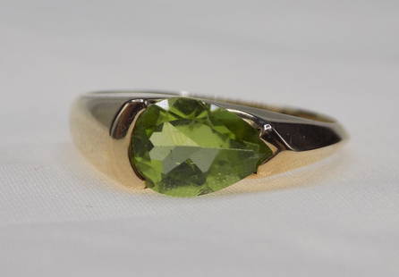 Beautiful 1 ct peridot 10k gold ring: Beautiful 1 ct peridot 10k gold ring. Marked as shown in photos. Tested 10k gold. Size 5. Total weight 2.7 grams. In very good original as found condition. Great quality and detail. For in house shipp