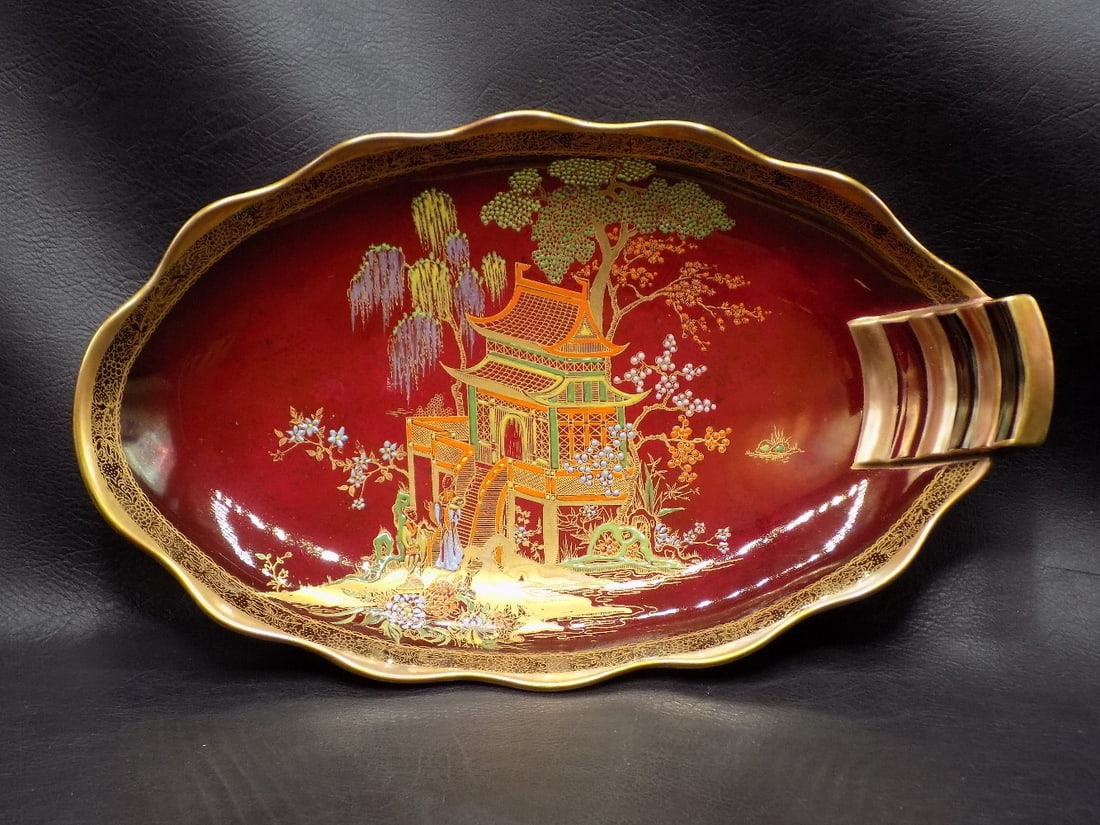 Vintage Oriental decorated porcelain Carlton Ware serving bowl: Vintage Oriental decorated porcelain Carlton Ware serving bowl. Rouge Royale. With pagoda scene. Marked as shown in photo. In very good original as found condition. Great quality and detail. White spo