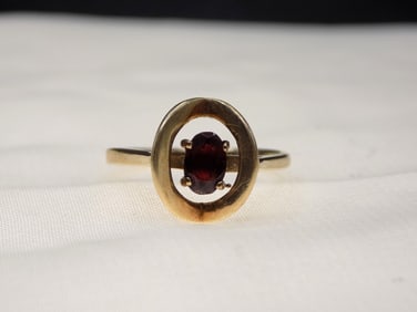 Beautiful vintage garnet 10k gold ring