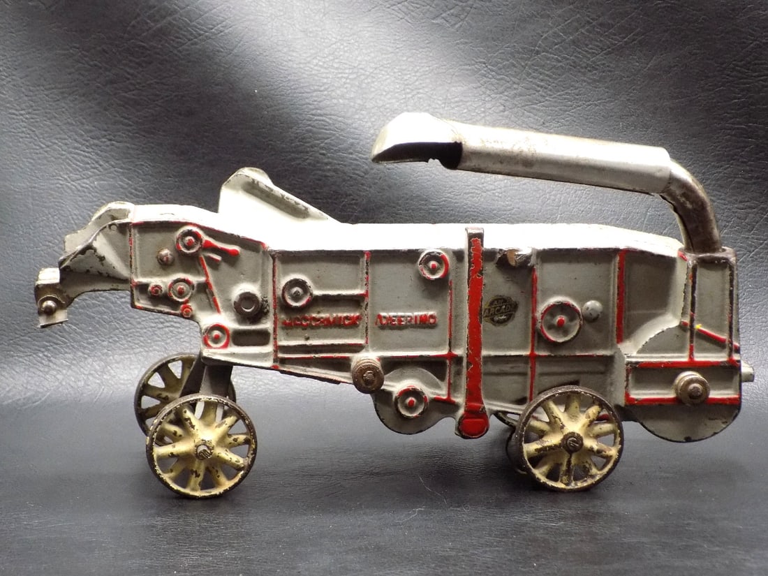 Antique Arcade cast iron McCormick Deering Threshing Machine (1 of 11)