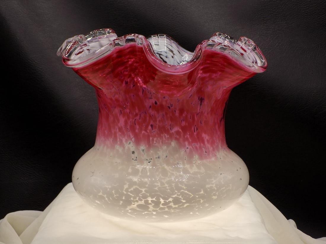 Vintage cranberry to white art glass vase: Vintage cranberry to white art glass vase. Beautiful colors. Ruffled top. Polished pontil. In very good original as found condition. Great quality and detail. 6 ½ tall x 7 ¾ wide at top 