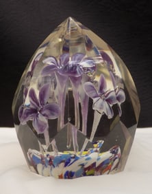 Beautiful vintage art glass paperweight