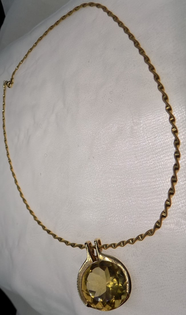26 ct. citrine and 14 k yellow gold chain necklace: 26 ct. citrine and 14 k yellow gold chain necklace. 14k on clasp as shown in photo In very good original as found condition. Beautiful colors with great quality and detail. 16 inch chain 19.4 grams. F