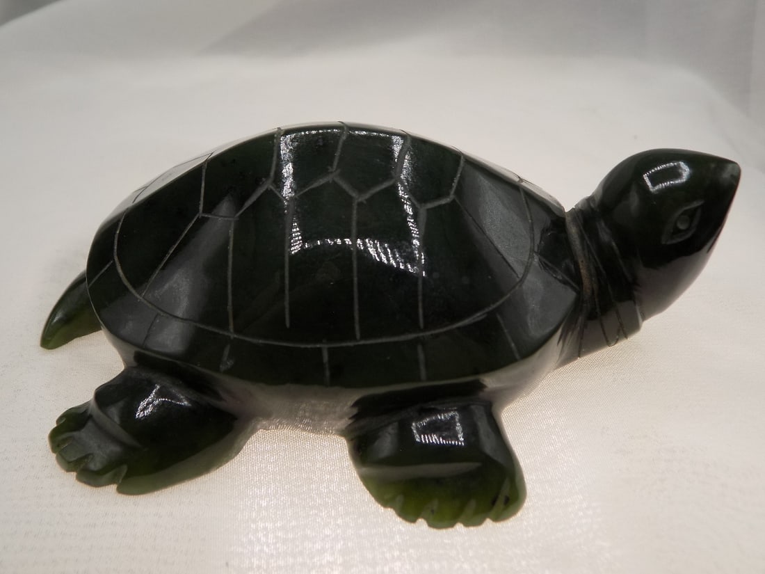 Vintage carved jade turtle. (1 of 6)