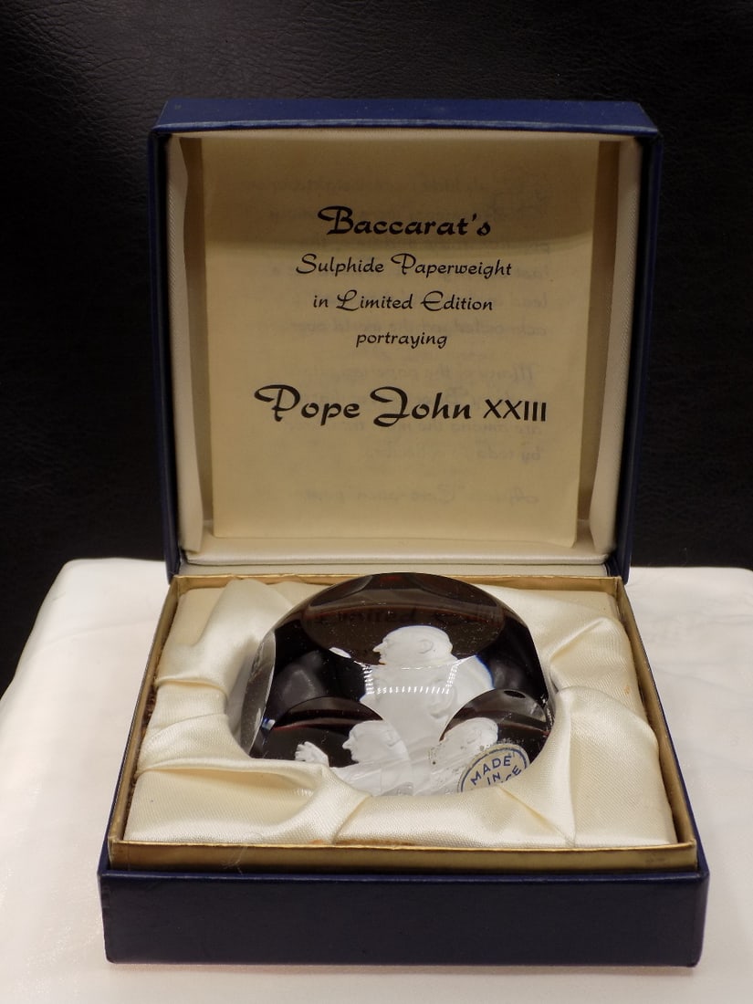 Vintage Baccarat sulphide Pope John XXIII art glass paper weight.: Vintage Baccarat sulphide Pope John XXIII art glass paper weight. In original box. Box measures 4 ¼ by 4 ¼ inches. In very good original as found condition. Great quality and detail. Whi
