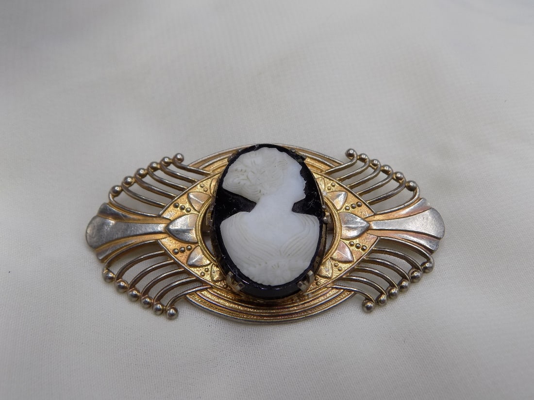 Vintage cameo broach. (1 of 4)